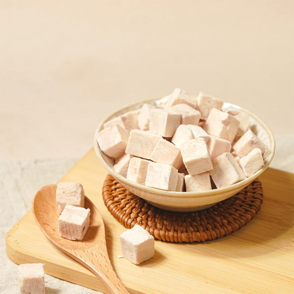 飼糧倉 原肉凍乾 太空凍雞 50克 冻干肉块放在碗中,搭配木勺,适合毛孩的零食