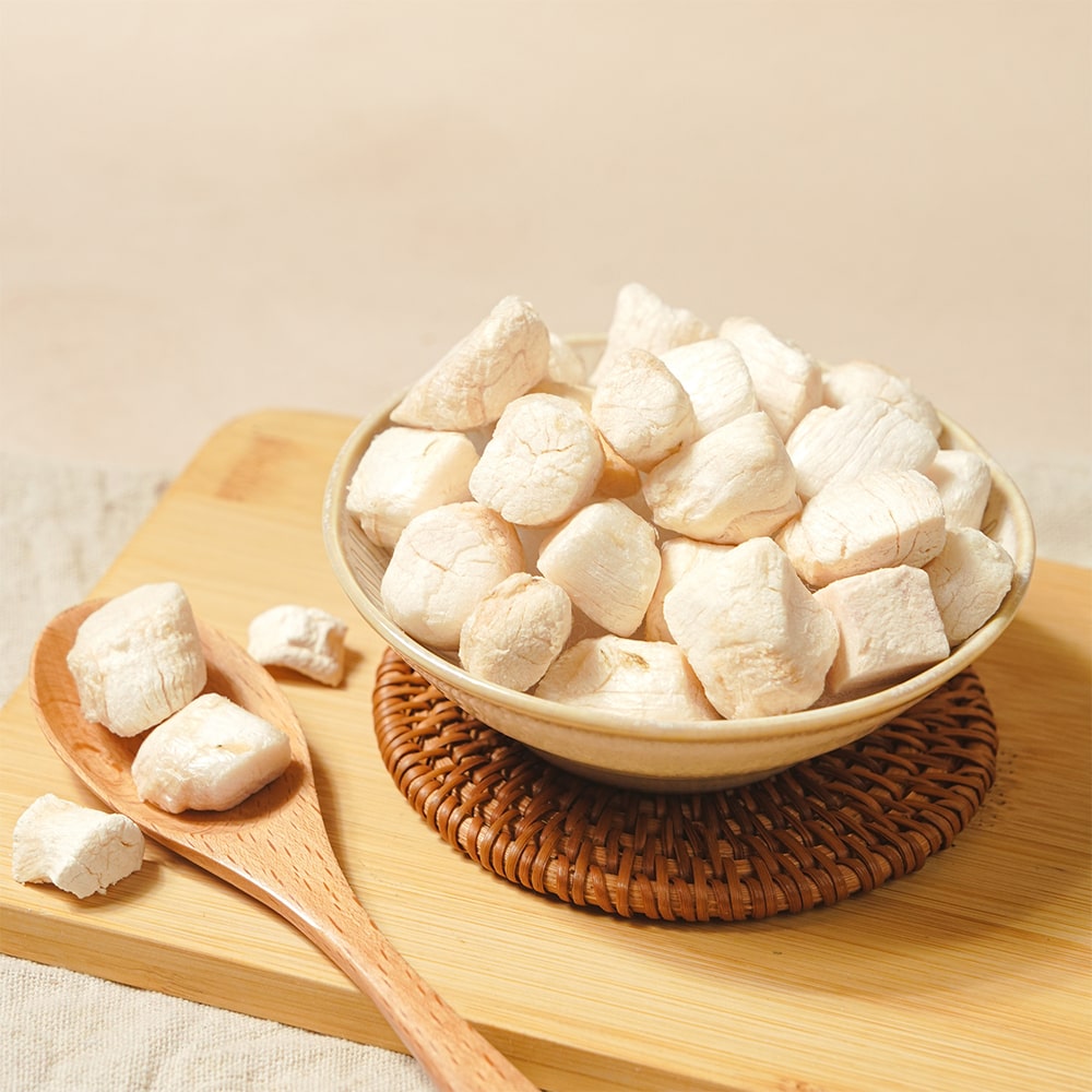 飼糧倉 原肉凍乾 鮮凍大帶子 20克 in a bowl on a wooden table, natural pet treat.