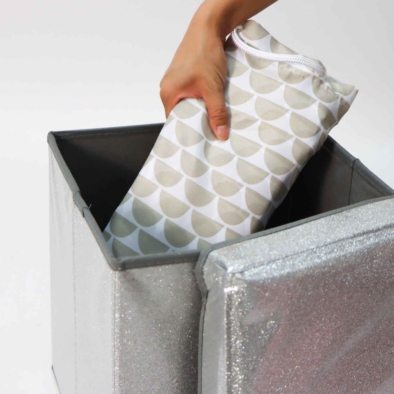 可摺疊閃亮收納凳內部儲存空間大