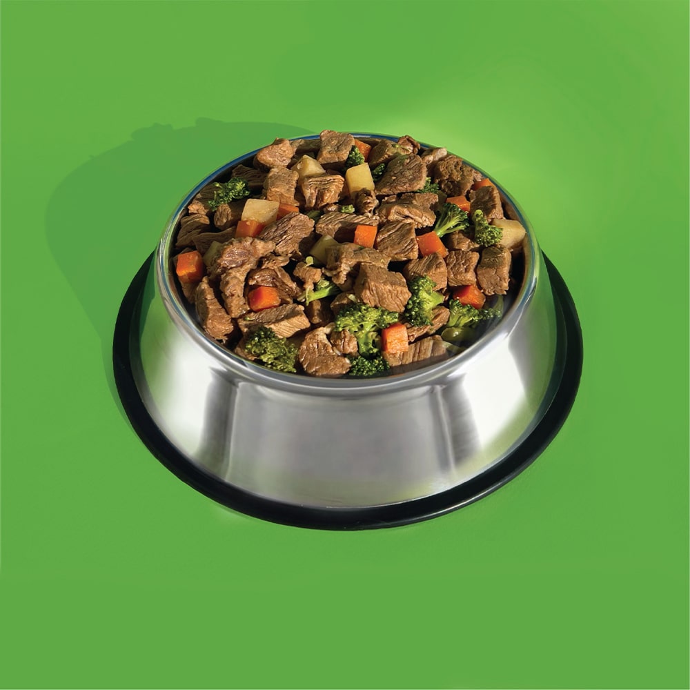 五歲半 狗式骰子牛狗狗主食餐 150克 盛在鋼碗中的狗食，包含牛肉、馬鈴薯和蔬菜