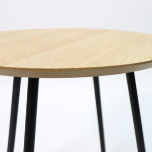 木製圓形茶几桌整體呈圓潤狀，無尖銳棱角