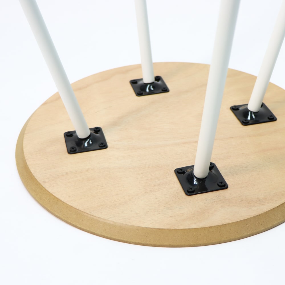 木製圓形茶几桌配上4邊金屬製穩固檯腳，最高可承受10公斤重量
