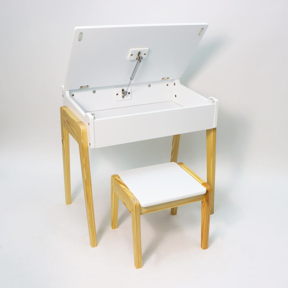 兒童學習桌子揭蓋式設計