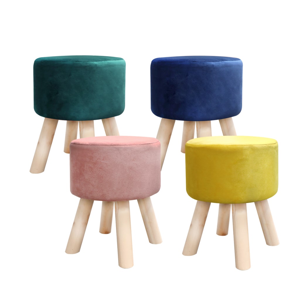 天鵝絨木腳矮凳有 4 種顏色，藍色、綠色、粉紅色和黃色